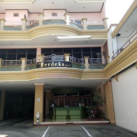 New Merdeka Hotel Джембер Екстер'єр фото