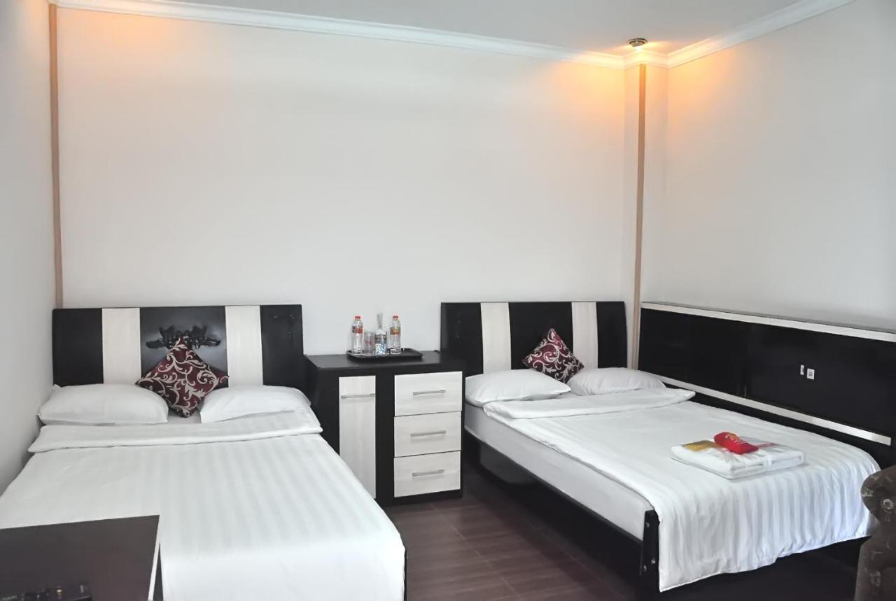 New Merdeka Hotel Джембер Екстер'єр фото