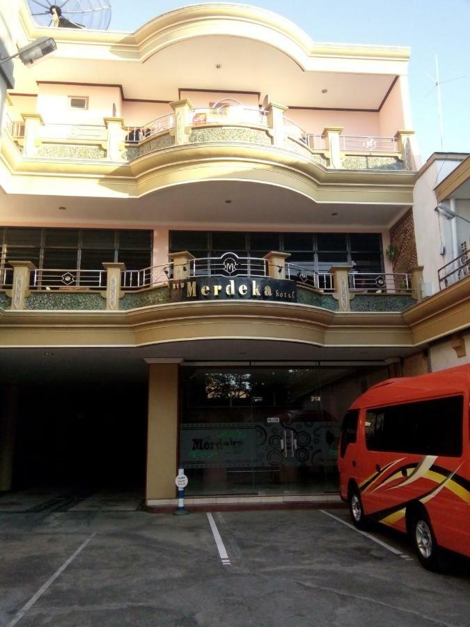 New Merdeka Hotel Джембер Екстер'єр фото